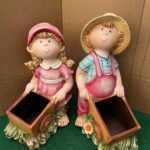 Casal de Agricultores Decorativo com Carrinho-Vaso