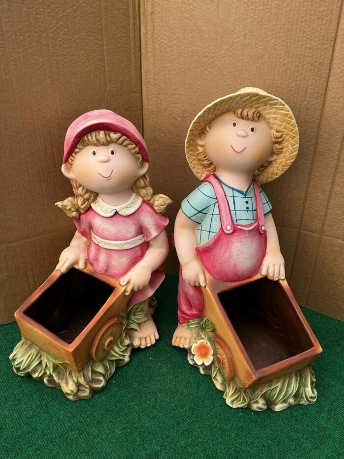 Casal de Agricultores Decorativo com Carrinho-Vaso - Imagem 3