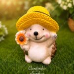 Ouriço Decorativo em Cerâmica com Chapéu e Flor